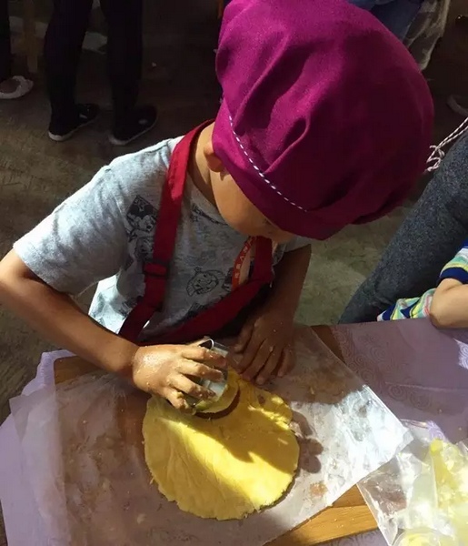 在爸爸媽媽的陪同下，親手制作餅干