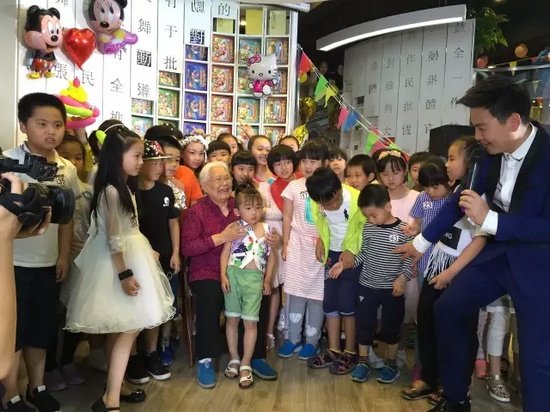 　　豫劇表演藝術家高潔老師和孩子們在一起，講述自己和戲曲的故事，祝福所有的小朋友節(jié)日快樂。