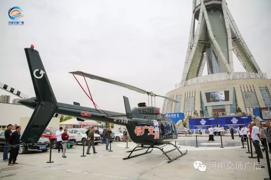 張貼著愛心助考車貼的“交廣號”直升機(jī)也同時(shí)起飛，共同開啟了今年的愛心助考之旅。