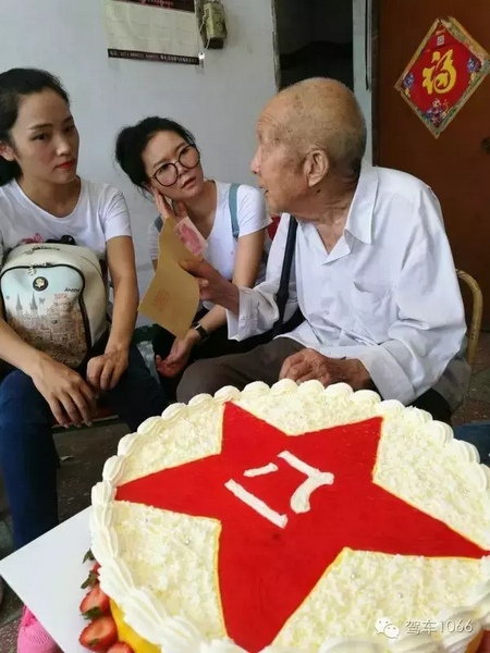 二姐們認(rèn)真聽老兵講抗戰(zhàn)的故事，老人年事已高，記憶都是轟炸！轟炸！轟炸！