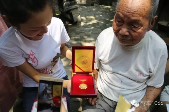 老兵聽不到我們?cè)谡f(shuō)什么，今年98了。