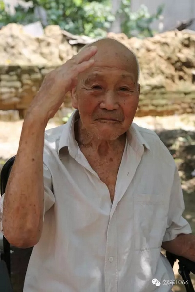 老兵身子骨不行了，九十多歲了……也許軍禮不那么標(biāo)準(zhǔn)了，但是這一幕還是感動(dòng)到了我們……