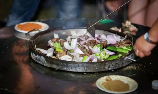 所有菜肉都取自農(nóng)場(chǎng)純天然的食材，吃的又美味又放心！