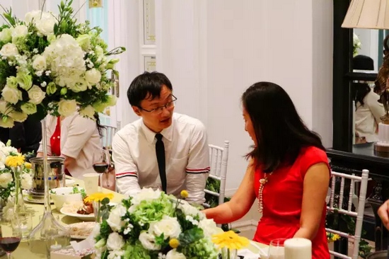 這種熱烈的氣氛，一直延續(xù)到飯桌上。