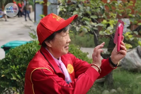 爺爺奶奶叔叔阿姨被盛運(yùn)莊園的景致吸引，紛紛拍照留影