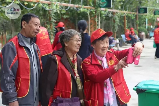 爺爺奶奶叔叔阿姨被盛運(yùn)莊園的景致吸引，紛紛拍照留影