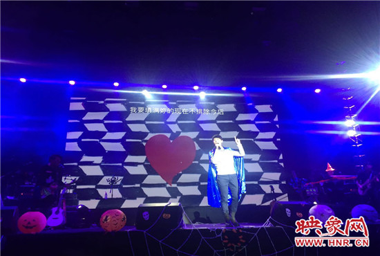 嚴(yán)爵及相信音樂(lè)旗下其他藝人賣(mài)力演出。