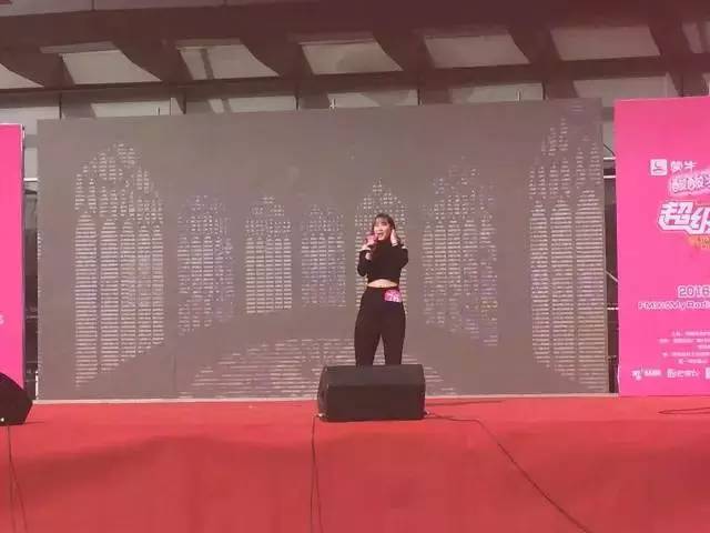 這pose一看就是在飆高音，猜猜看她唱的是哪首歌？