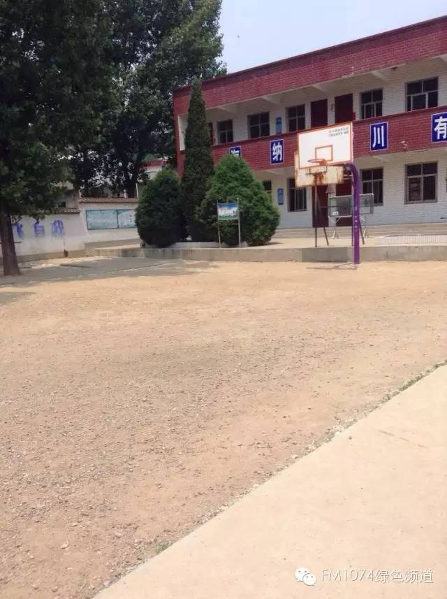 學(xué)校面積不大，只有一棟教學(xué)樓。