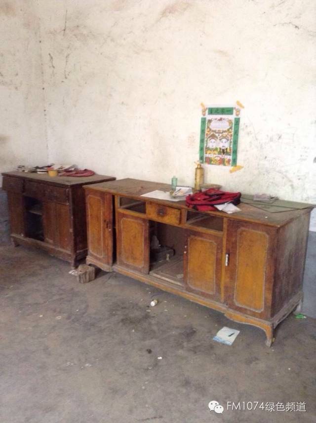 走訪另一個(gè)貧困家庭，進(jìn)去之后才知道什么是真正的一貧如洗、家徒四壁。