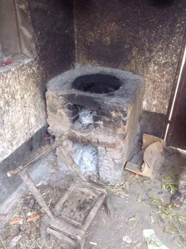 走訪另一個(gè)貧困家庭，進(jìn)去之后才知道什么是真正的一貧如洗、家徒四壁。