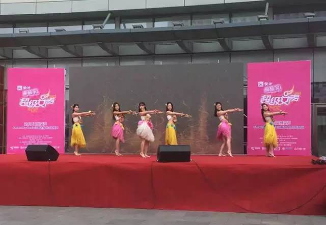 伴隨著舞蹈演員們的開場，比賽在上午10點半正式拉開序幕