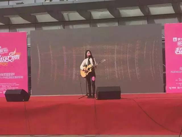 第一位自彈自唱的女生，魅力無法阻擋！