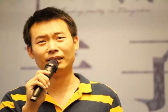 他，是一名消防員，同時也是聲音的愛好者。