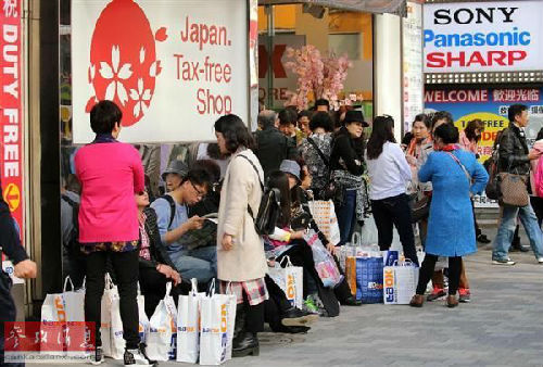 圖為東京街頭，中國游客隨處可見。