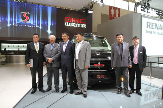 北京國(guó)際車展上，全新GMC S系列頂級(jí)商務(wù)車在亞太區(qū)首發(fā)。圖為企業(yè)領(lǐng)導(dǎo)與新車合影。