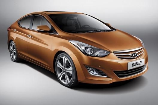 　　北京現(xiàn)代朗動分別搭載1.6L和1.8L兩種發(fā)動機，共7款車型?！傲黧w雕塑”設(shè)計理念持身的朗動看上