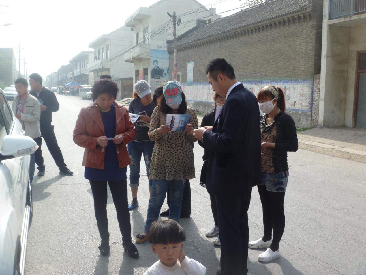 活動(dòng)現(xiàn)場吸引了大量的群眾