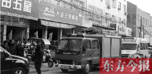火災(zāi)發(fā)生后，袁厲害家門前的大路上停滿了消防車和警車