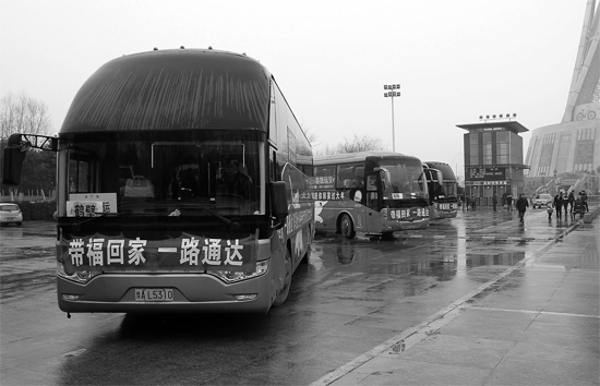 昨天上午10點(diǎn)，17輛愛(ài)心大巴從中原福塔廣場(chǎng)發(fā)車