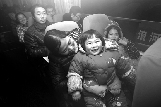 坐上愛(ài)心大巴，乘客滿臉喜悅