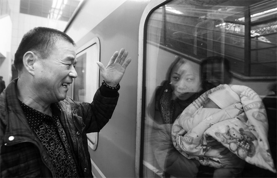 車要開了，史振星揮手向女兒懷中的外孫告別。女兒帶著剛剛出生43天的孩子，要到千里之外湖南的婆婆家過新