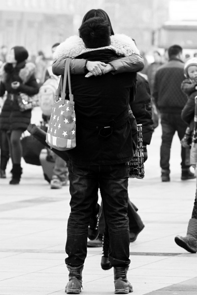 浪漫的情侶，離別時(shí)不忘激情擁抱