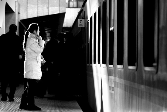 春運(yùn)大潮中，這樣難舍難分的身影總不時(shí)閃現(xiàn)在站臺上和廣場中