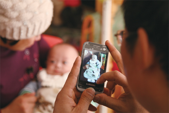 拍幾張照片，帶回去給孩子的爺爺奶奶看