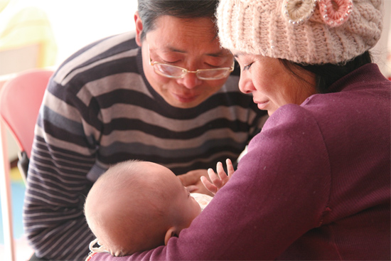 在“魯冰花舍”，李俊峰夫婦就這樣抱著奇奇看了好久