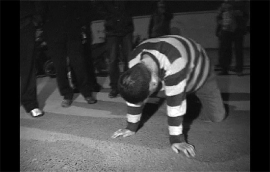 昨日凌晨，鄭州市化工路西段，渾身酒氣的男子出盡洋相