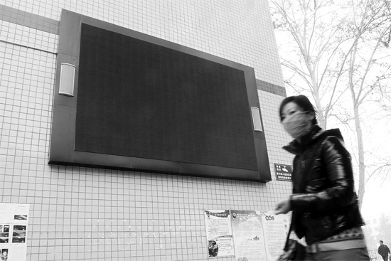 教育部下發(fā)通知，不僅要求學(xué)校引導(dǎo)學(xué)生勤儉節(jié)約，學(xué) 校也要節(jié)約辦公。昨天是開(kāi)學(xué)第一天，鄭州市39中校園