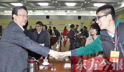 4月22日，省委書記、省人大常委會主任郭庚茂和“聚焦中博·河南行”中部六省媒體采訪團(tuán)成員親切握手