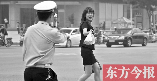 一名女子闖紅燈，并且躲避交警的處罰