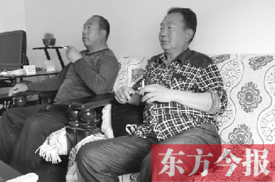 吳四輩和張年學(xué)在家聊天，談?wù)撋稌r(shí)候能去上班