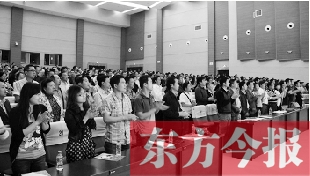 演員謝幕時(shí)，沒有觀眾離場(chǎng)，而是全部起立熱烈鼓掌