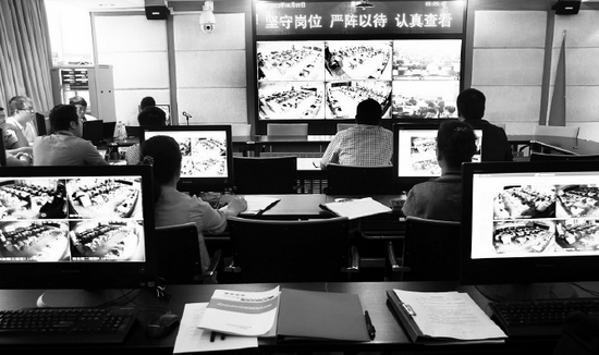 2013年高考首日，鄭州市國家考試考務(wù)指揮中心內(nèi)，工作人員通過監(jiān)控器遠程監(jiān)考