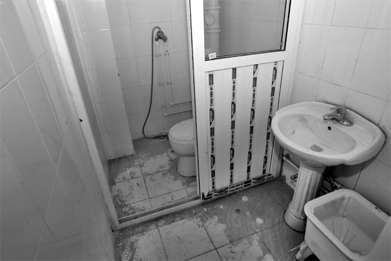 不僅周邊設(shè)施齊全，鄭州公租房室內(nèi)設(shè)施也齊全。圖為剛安裝好的衛(wèi)浴設(shè)施