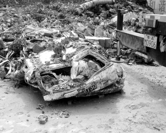 7月2日，新密市區(qū)，暴雨沖倒圍墻，一輛汽車被砸成“鐵餅”