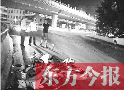 昨日凌晨3時(shí)，鄭州市區(qū)河醫(yī)立交橋下，交警在勘察現(xiàn)場
