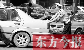 一輛車壞在了路中間，執(zhí)勤交警幫推車