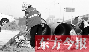 鄭州市鄭東新區(qū)，烈日下工作的環(huán)衛(wèi)工