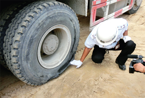 8月3日，棉紡路與六廠前街交叉口附近一輛水泥罐車突然爆胎，路邊一輛電動車被沖擊波震翻報廢