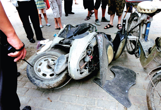 8月3日，棉紡路與六廠前街交叉口附近一輛水泥罐車突然爆胎，路邊一輛電動車被沖擊波震翻報廢