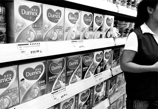 5日，鄭州一家超市內(nèi)，多美滋其他階段奶粉仍在售，但無(wú)人問(wèn)津