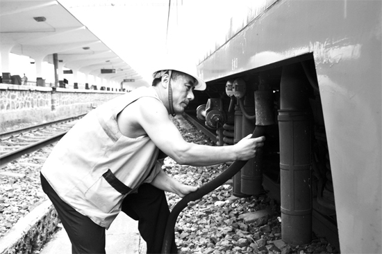 昨日，商丘火車站給水員在烈日下工作