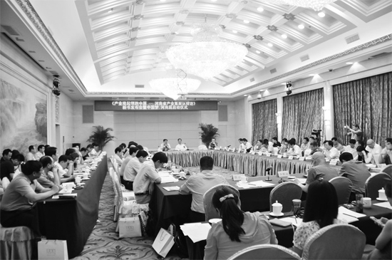 產(chǎn)業(yè)集聚區(qū)會(huì)議現(xiàn)場，各位專家學(xué)者對河南產(chǎn)業(yè)集聚區(qū)的發(fā)展建言獻(xiàn)策