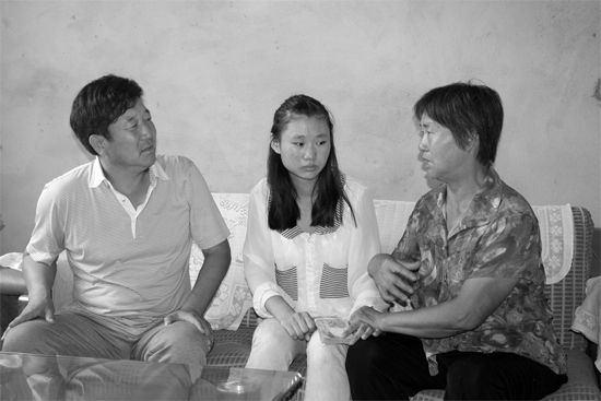 “商丘最美女兒”李丹（中）捐骨髓救母，愛心人士（左）送來1萬元愛心款