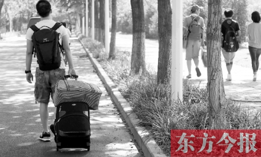 滿載著家人的希望，沿著學校的路標，鄭州大學新生入學了，一位新生自己帶著行李來報到