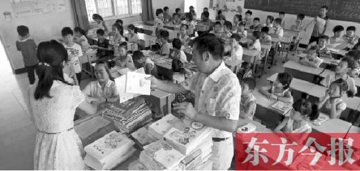 昨天是鄭州市中小學(xué)正式開(kāi)學(xué)第一天，圖為某小學(xué)的孩子們正在免費(fèi)領(lǐng)取新課本